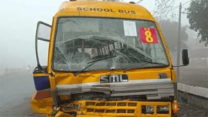 Accident: ट्रक व स्कूल बस में सामने से टक्कर, 12 बच्चे घायल