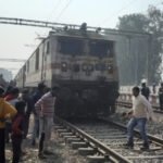 Breaking: सिसवा रेलवे स्टेशन पहुंची राप्ती गंगा एक्सप्रेस, इंजन में फंसा था वृद्व महिला का शव