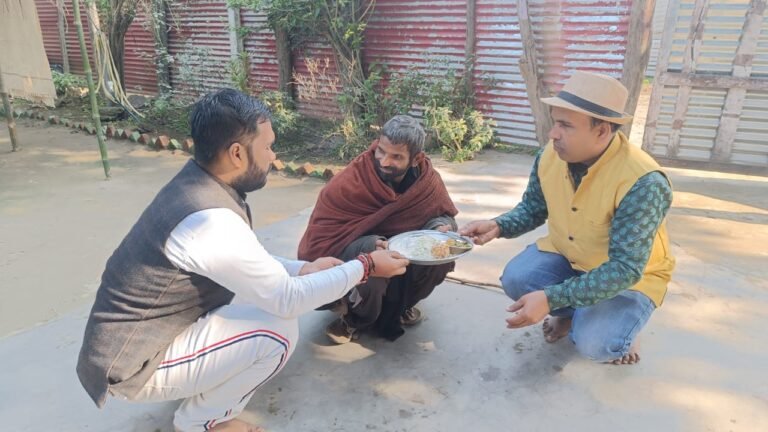 Makar Sankranti: मकर संक्रांति पर स्वरांजलि सेवा संस्थान ने लावारिस दिव्यांगों व जरूरतमंदों में बांटा चूड़ा-दही