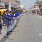 नेताजी सुबाषचन्द्र बोस की जयंती पर सिसवा में छात्र/छात्राओं ने सड़क सुरक्षा जागरूकता अभियान के तहत बनाई मानव श्रंखला, 12 बिंदुओं की ली शपथ
