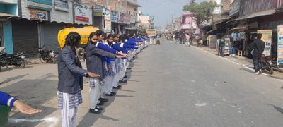 नेताजी सुबाषचन्द्र बोस की जयंती पर सिसवा में छात्र/छात्राओं ने सड़क सुरक्षा जागरूकता अभियान के तहत बनाई मानव श्रंखला, 12 बिंदुओं की ली शपथ