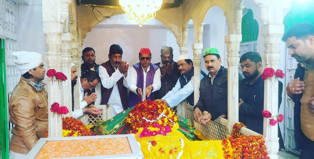 हज़रत ख्वाजा मोइनुद्दीन चिश्ती र.अ. के 811 सालाना उर्स के मौके पर नक्को शाह अली बाबा के मज़ार पर समाजवादी पार्टी के कार्यकर्ताओं ने चादर पेश किया