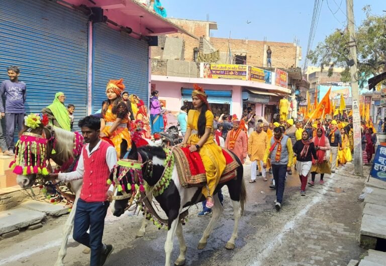 भव्य कलश यात्रा के साथ 108 कुंडीय नवचेतना जागरण गायत्री महायज्ञ का हुआ शुभारंभ