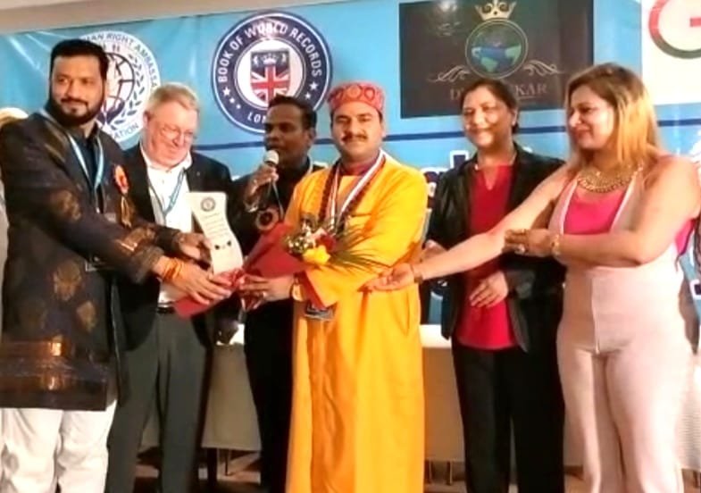 दुबई में चमका भारत का सिताराः सौहार्द शिरोमणि डॉ. सौरभ पाण्डेय को दुबई में मिला अंतर्राष्ट्रीय सम्मान