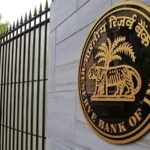 RBI ने 5 बैंकों पर 6 महीनों तक लगाई रोक, अपना जमा पैसा नहीं निकाल पाएंगे ग्राहक