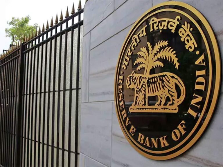 RBI ने 5 बैंकों पर 6 महीनों तक लगाई रोक, अपना जमा पैसा नहीं निकाल पाएंगे ग्राहक