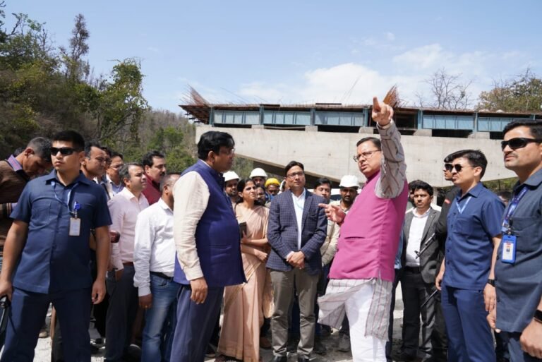 मुख्यमंत्री पुष्कर सिंह धामी ने एलीवेटेड रोड और टनल निर्माण कार्य का किया स्थलीय निरीक्षण