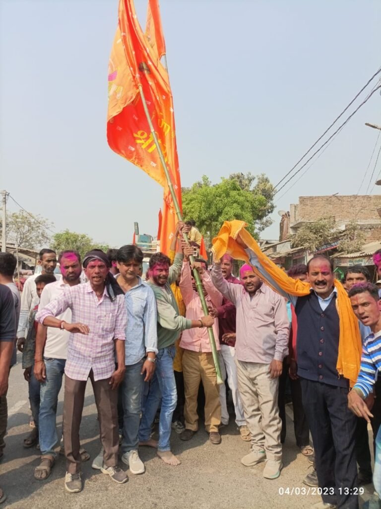 नवनिर्मित शिवशक्ति मंदिर में देवमूर्तियों की प्राण प्रतिष्ठा हेतु वैदिक मंत्रोच्चार के बाद निकली श्री हनुमान ध्वज पताका