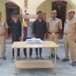 Kushinagar: पुलिस ने दो अवैध तमन्चा व दो मोबाईल फोन के साथ 3 को किया गिरफ्तार