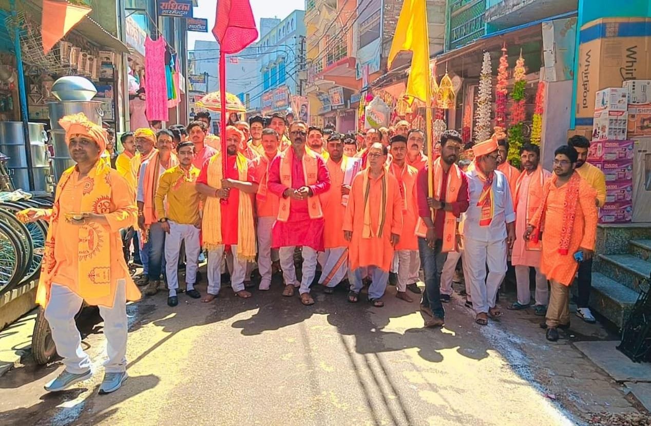 प्रसिद्ध टिकुलहियां माता मंदिर स्थापना दिवस पर निकली शोभा यात्रा, उमड़ा आस्था का हुजूम, उत्साह में थिरके लोग