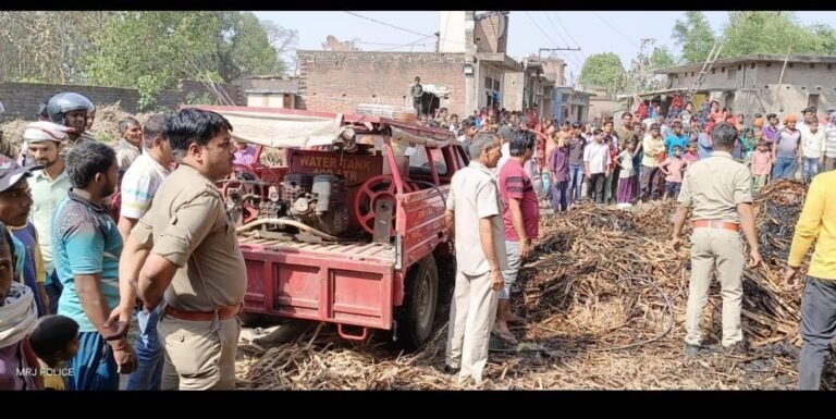 सिसवाः पुआल में लगी आग, मौके पर पहुंची फायर सर्विस और सिसवा पुलिस