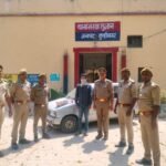 Kushinagar: पुलिस ने अन्तर्राज्यीय गौ-तस्कर को 7 कि0ग्रा0 अवैध चरस मय चार पहिया वाहन के साथ किया गिरफ्तार, पचीस हजार का है इनामी