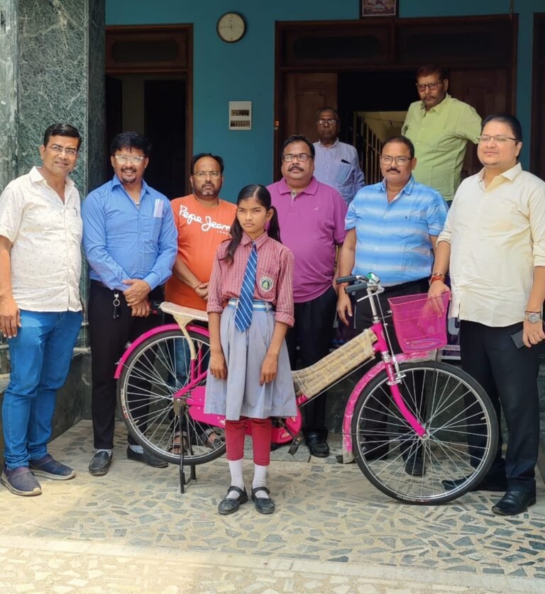 रोटरी क्लब ने स्कूली छात्रा को दी साइकिल