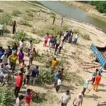 यूपी में दर्दनाक हादसाः पुल से नीचे गिरी ट्रैक्टर-ट्रॉली, कई लोगों के मरने की खबर