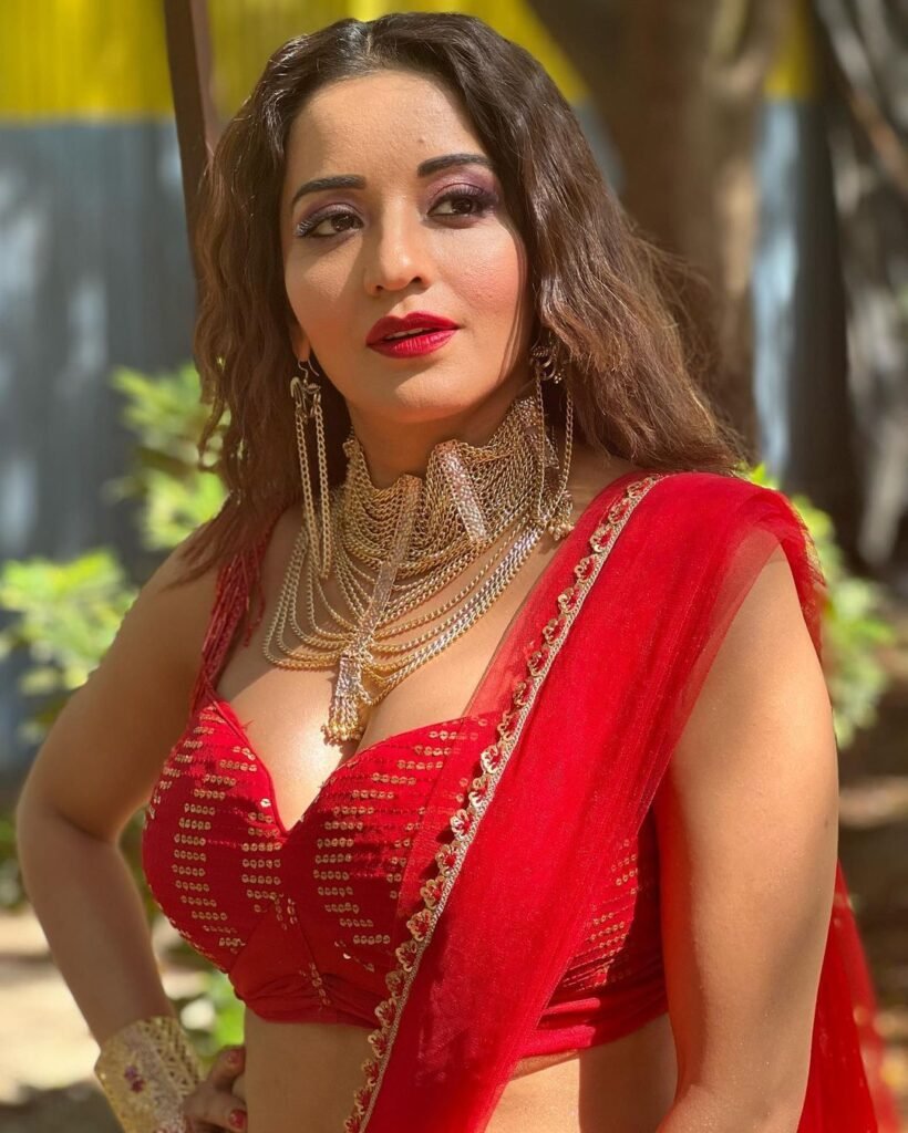 Monalisa looked like an Apsara in red outfit, fans showered likes and comments