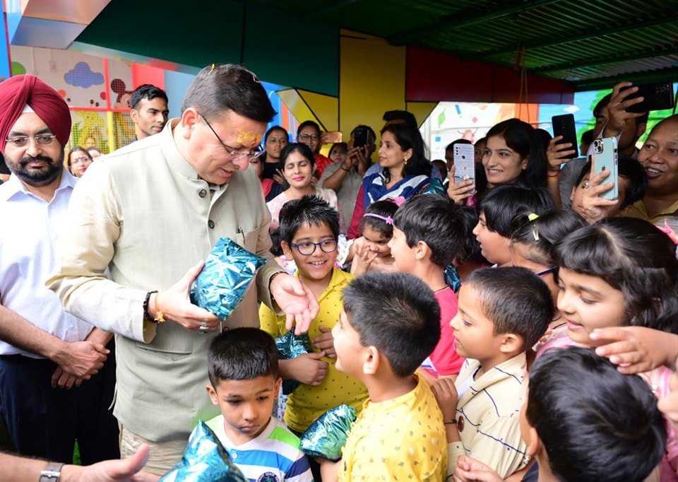 मुख्यमंत्री पुष्कर सिंह धामी ने सचिवालय परिसर में नवीनीकृत पालना केन्द्र व स्मार्ट क्लास का किया शुभारंभ
