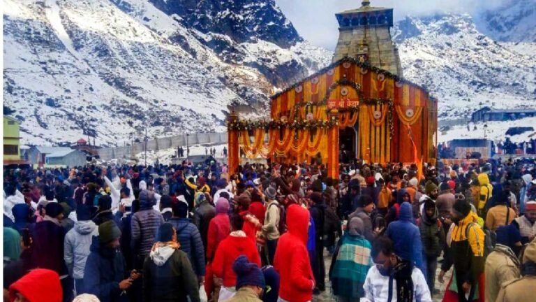 Weather Update: Heavy snowfall in Kedarnath Dham केदारनाथ धाम में भारी बर्फबारी, टूटे दर्जनों टेंट