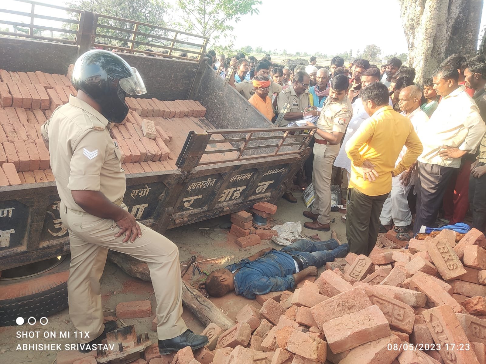 सिसवा Breaking: मृतक युवक की हुई पहचान,पुलिस ने शव को लिया कब्जे में, ईंट से भरी ट्राली पटलने से हुई थी मौत