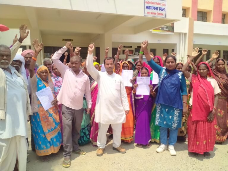 आम आदमी पार्टी ने निचलौल तहसील पर किया प्रदर्शन