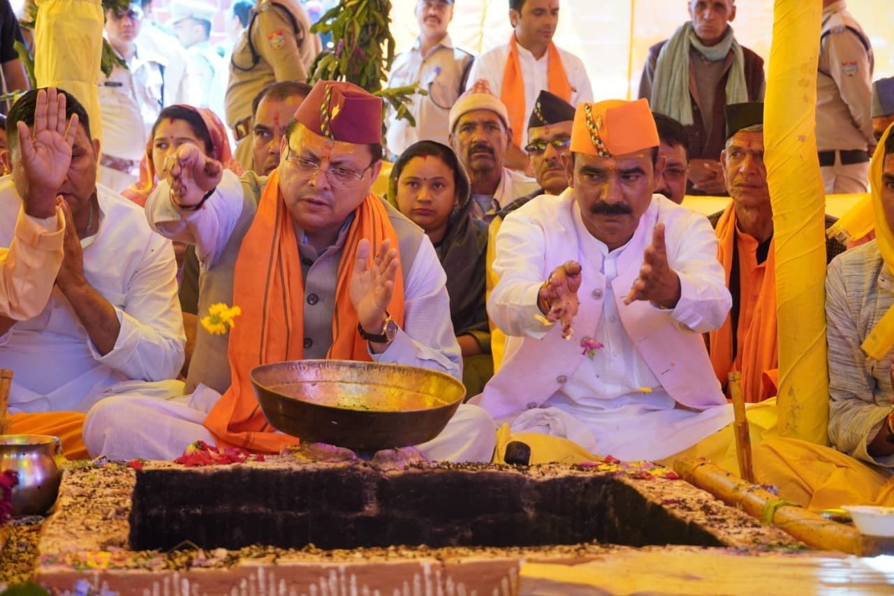 मां वाराही धाम देवीधुरा में आयोजित पंच दिवसीय विश्व कल्याण महायज्ञ में शामिल हुए CM धामी, ‘श्री वाराही मंदिर देवीधुरा’ पुस्तक का किया विमोचन