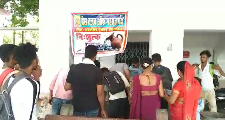 Press Club Served Water : प्रेस क्लब द्वारा सिसवा रेलवे स्टेशन पर ट्रेनों में यात्रियों को पिलाया गया पानी