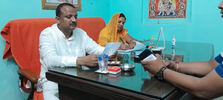 Siswa Nagar Palika : अध्यक्ष शकुंतला जायसवाल व प्रतिनिधि गिरजेश जायसवाल ने जनता की सुनी समस्याएं, कराया निस्तारण