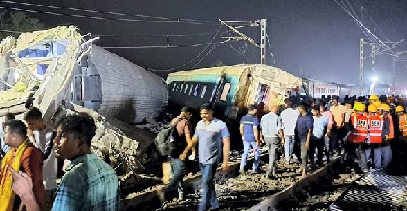Odisha Train Accident: जिन्दा लौटे यात्रियों ने बताया मौत को करीब से देखने का खौंफनाक अनुभव