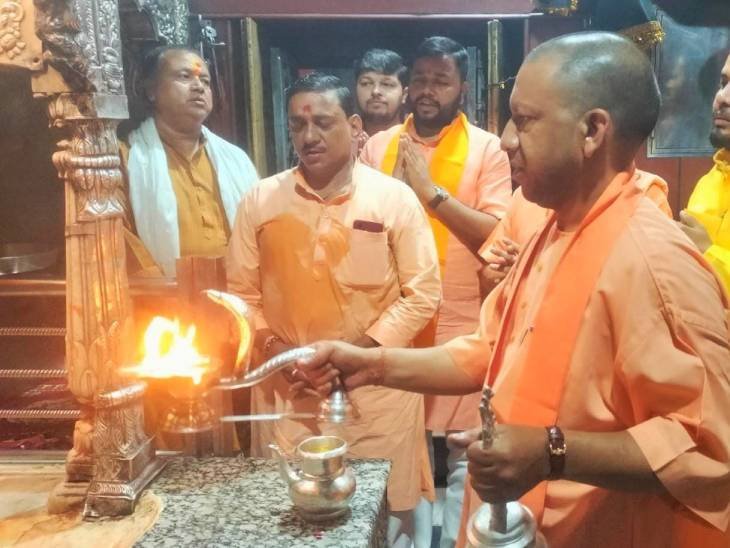CM Yogi ने काशी विश्वनाथ और काल भैरव मंदिर में किया दर्शन-पूजन
