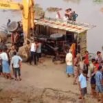 नदी में गिरी मिनी ट्रक, तीन बच्चों सहित पांच की मौत