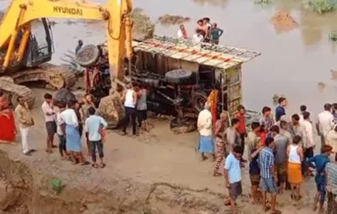 नदी में गिरी मिनी ट्रक, तीन बच्चों सहित पांच की मौत