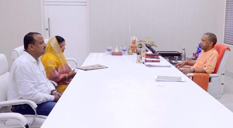 CM Yogi Adityanath- सीएम योगी आदित्यनाथ से 30 दिन में दो बार मिली सिसवा नगर पालिका अध्यक्षा शकुंतला जायसवाल, गिरजेश जायसवाल भी रहे मौजूद