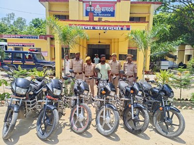 Maharajganj: बरगदवा पुलिस ने पकड़ा बाइक चोर को, चोरी की छः बाइक बरामद