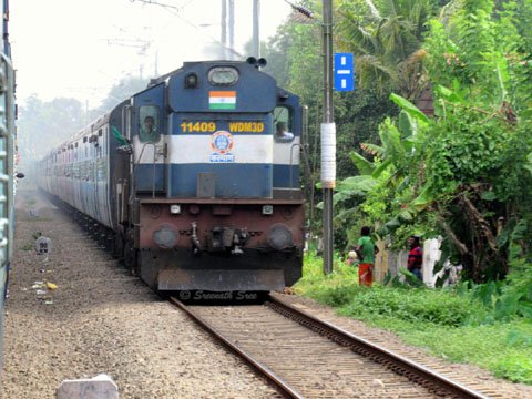 गोरखपुर-नरकटियागंज रेल मार्ग, ट्रेन की चपेट में आने से बुजुर्ग की दर्दनाक मौत