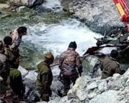 Jammu and Kashmir- नदी में गिरा सीआरपीएफ का वाहन, 9 जवान घायल