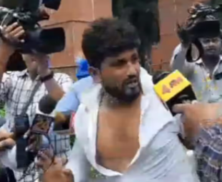 स्वामी प्रसाद मौर्य पर फेंका जूता, भीड़ ने युवक की जमकर की धुनाई, पुलिस कर रही है पूछताछ