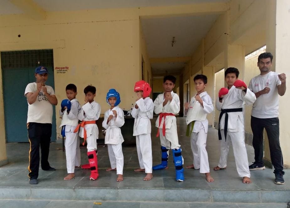 उत्तर प्रदेश स्टेट थाई बॉक्सिंग चैंपियनशिप में शामिल होने के लिए गोरखपुर की टीम हुई रवाना