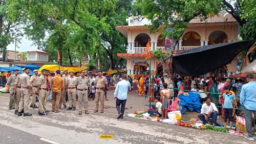 श्रावण मास के पंचम सोमवार को बरुहवा बाबा शिव मंदिर पर शिव भक्तों ने किया जलाभिषेक, सुरक्षा के कड़े इंतजाम