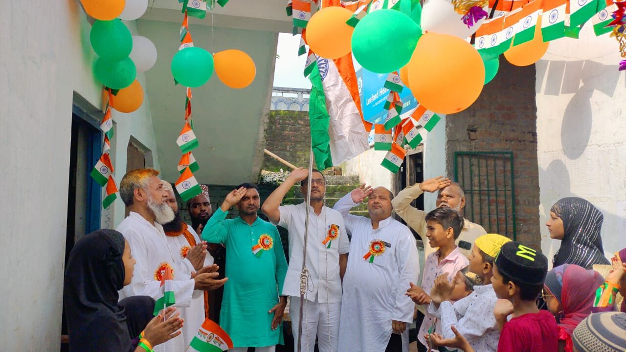 मदरसा आरफिया नूरिया अहले सुन्नत में स्वतंत्रता दिवस पर किया गया झंडारोहण