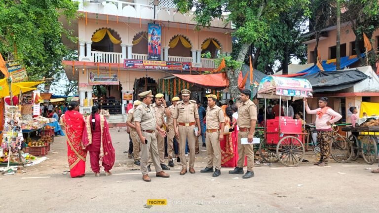श्रावण मास के 7वें सोमवार को बउरहवा बाबा शिव मंदिर पर शिव भक्तों ने किया जलाभिषेक, सुरक्षा के कड़े इंतजाम