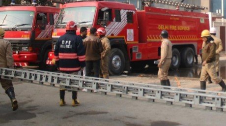 Delhi- फैक्ट्री में लगी आग, दो कांस्टेबल समेत नौ घायल