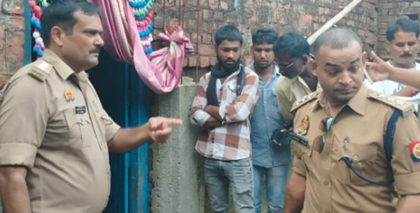 Kushinagar Breaking: घरेलू विवाद में पति ने पत्नी और बेटी की कर डाली हत्या, मौके पर पहुँची पुलिस