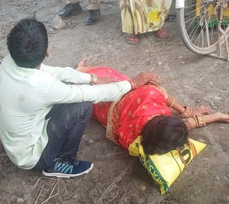 पनियहवा पुल पर सेल्फी लेने के चक्कर में पति-पत्नी के बीच हुआ विवाद, पत्नी कूद गयी नदी में, पुलिस ने बचाई जान