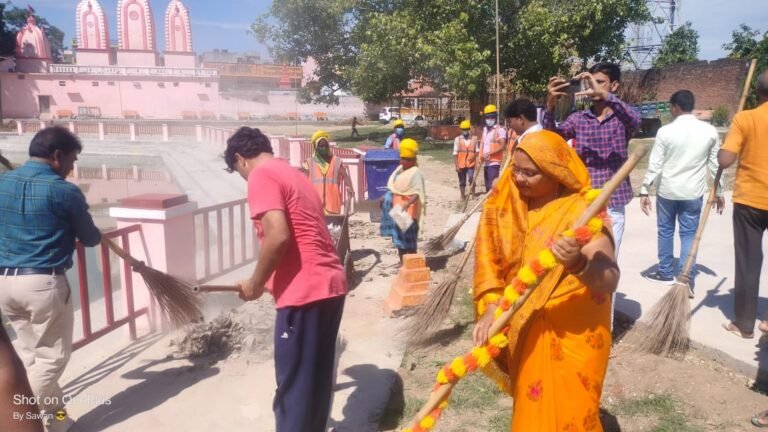 सिसवा नगर पालिका: अध्यक्षा शकुंतला जायसवाल ने सफाई कर स्वच्छता अभियान में किया प्रतिभाग