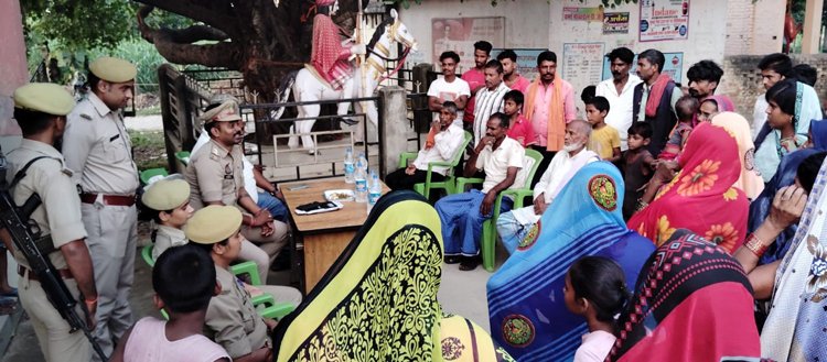 कोठीभार पुलिस ने चैनपुर में लगाई चौपाल, ग्रामीण जनता को किया जागरूक