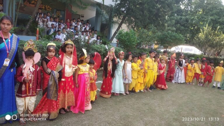 Durga Puja 2023- स्टर्लिंग पब्लिक सीनियर सेकेंडरी स्कूल में धूमधाम से मनाया गया दशहरा पर्व, बच्चों ने नवदुर्गा अवतार, डांडिया नृत्य, राम-रावण झांकी, एंव रावण दहन जैसे मनमोहक प्रस्तुति कर सभी का मन मोह लिया