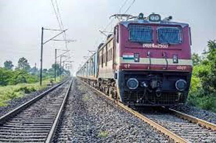 ट्रेन में यात्रा के दौरान फटी पैंट, यात्री ने रेलवे को भेजा नोटिस, मांगा हर्जाना