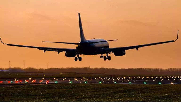 Amritsar Airport - मौसम खराब होने से अमृतसर एयरपोर्ट पर जम्मू-श्रीनगर फ्लाइट की हुई आपातकाल लैंडिंग, तीन घंटे तक फंसे रहे यात्री