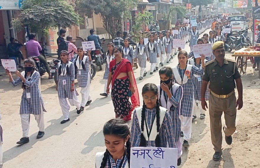 प्रेमलाल सिंघानिया कन्या इण्टर कालेज की छात्राओं ने यातायात माह के तहत निकाली जागरूकता रैली