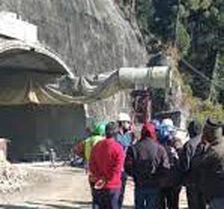Landslide In Uttarkashi: दिवाली के दिन आई आपदा, निर्माणाधीन टनल में हुआ भूस्खलन, अंदर फंसे मजदूर