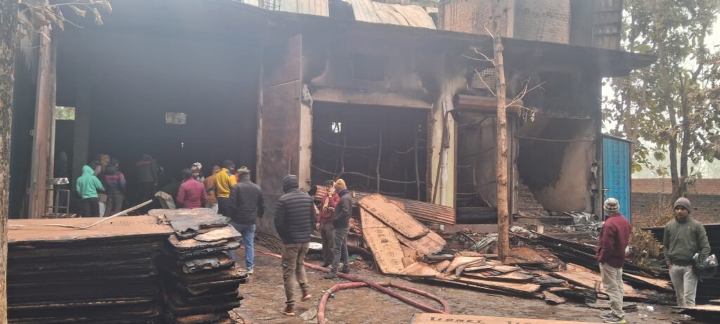 Siswa में प्लाईवुड की गोदाम जलकर खाक, करोड़ो का हुआ नुकसान, पहुँची थी दकमल की 10 गाड़ियां, तड़के सुबह बुझी आग